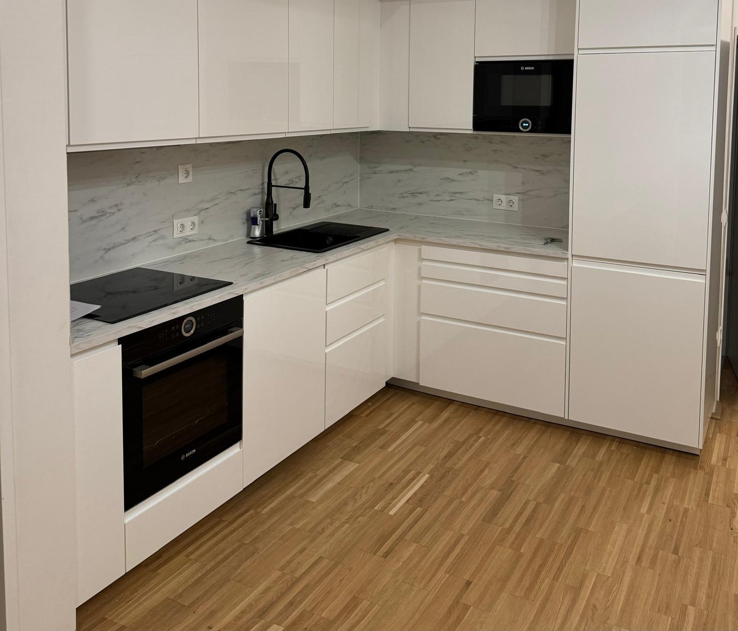 L-förmige Küchenzeile in Weiß – Modernes Design für Ihr Zuhause