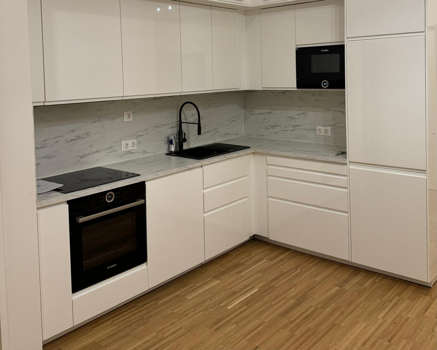 L-förmige Küchenzeile in Weiß – Modernes Design für Ihr Zuhause