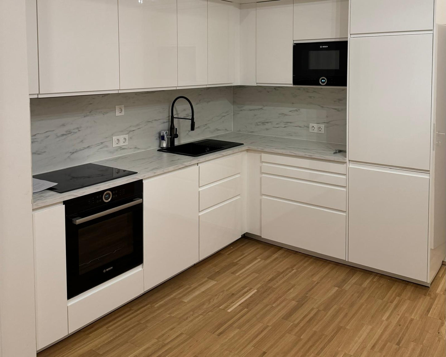 L-förmige Küchenzeile in Weiß – Modernes Design für Ihr Zuhause